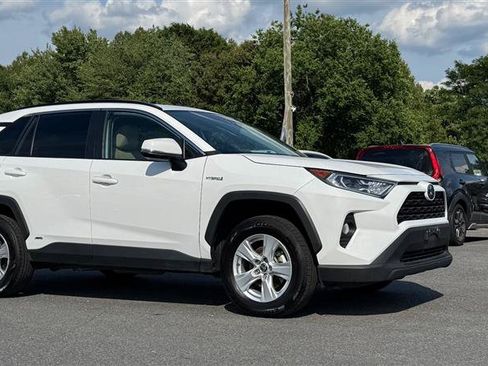 Used 2021 Toyota RAV4 XLE AWD/4WD image 3