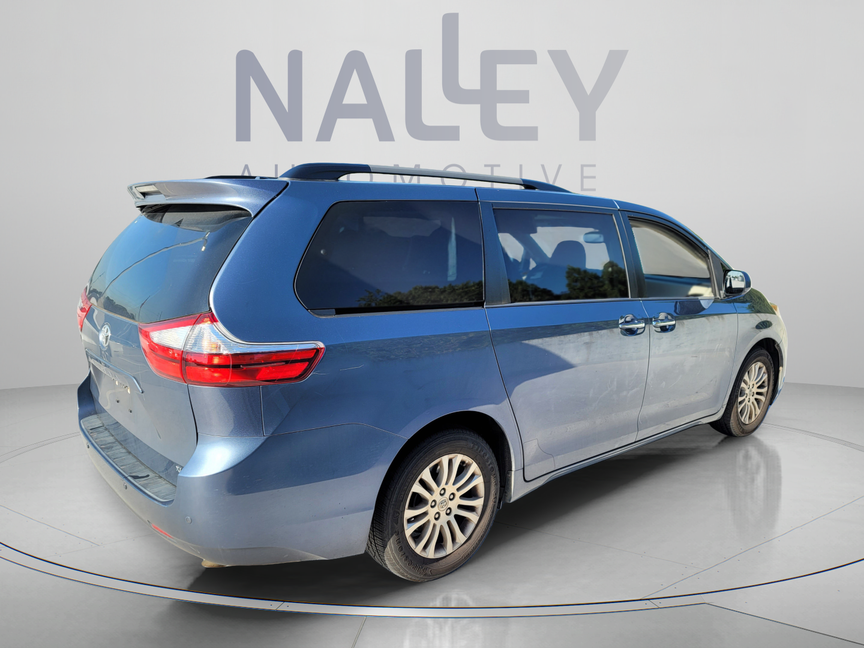 Used 2017 Toyota Sienna XLE FWD image 4