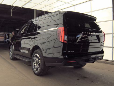 Used 2025 Ford Expedition Active AWD/4WD image 3