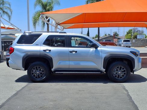 Used 2025 Toyota 4Runner SR5 AWD/4WD image 3