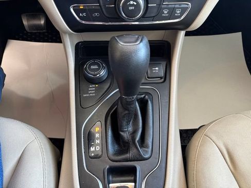 Used 2019 Jeep Cherokee Latitude w/ Cold Weather Group AWD/4WD image 22