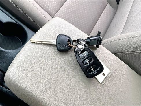 Used 2019 Hyundai Elantra SE image 13