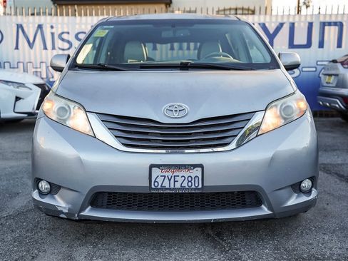 Used 2013 Toyota Sienna XLE image 2