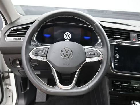 Used 2023 Volkswagen Tiguan SE w/ Panoramic Sunroof Package FWD image 16