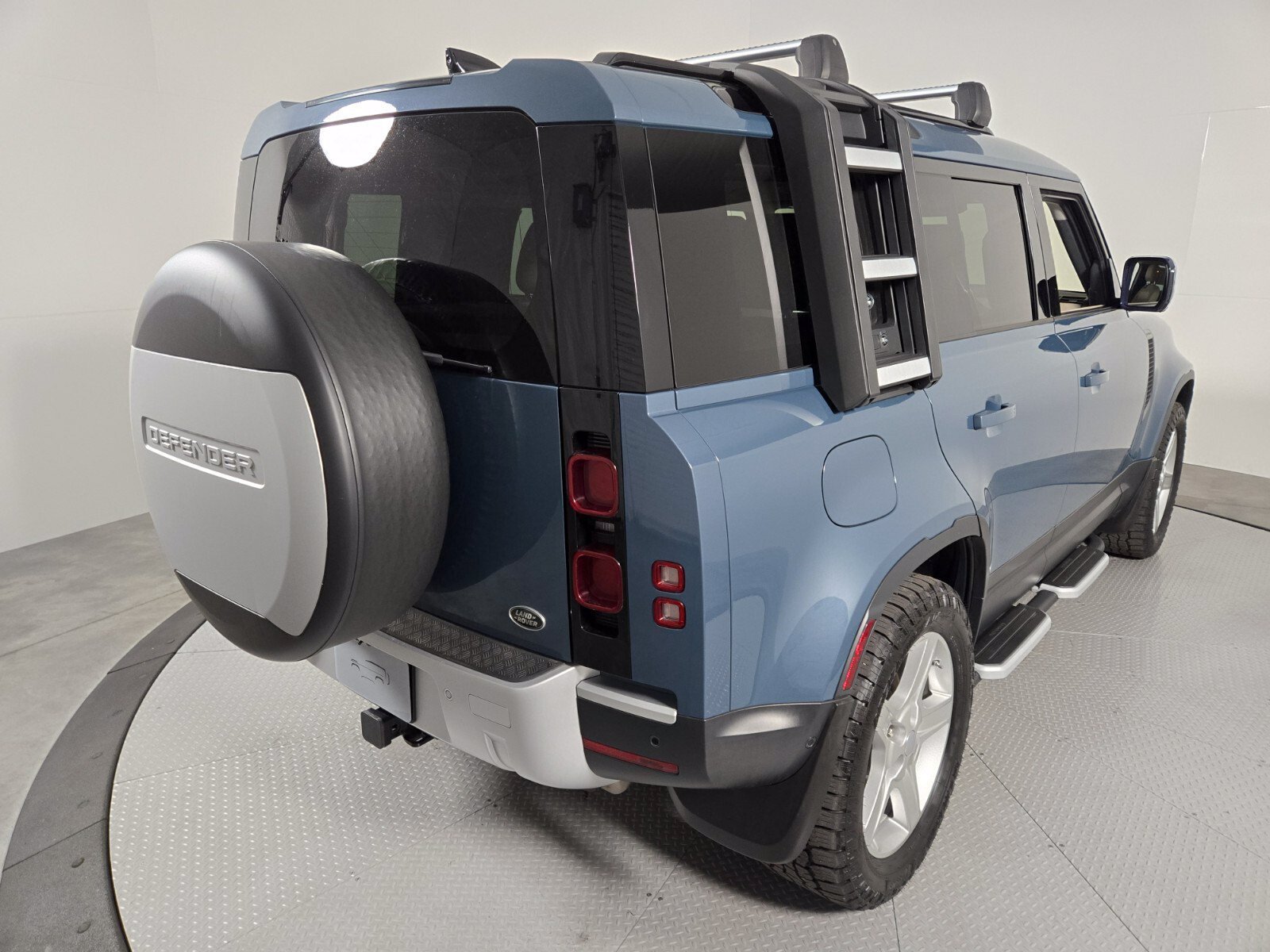 Used 2020 Land Rover Defender 110 SE AWD/4WD image 2