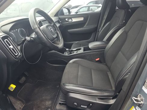 Used 2020 Volvo XC40 T5 Momentum image 11
