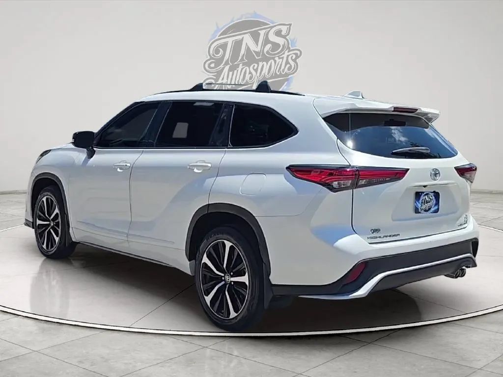 Used 2021 Toyota Highlander XSE AWD/4WD image 3
