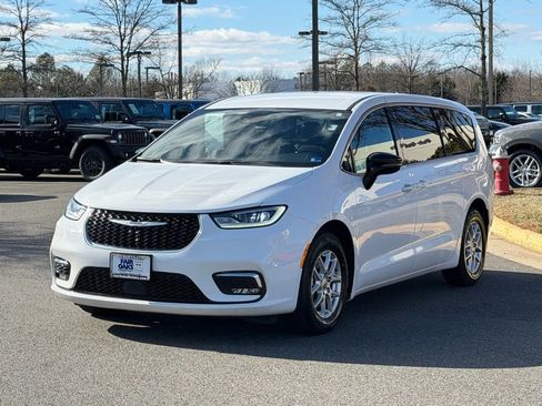 Certified 2025 Chrysler Pacifica Select image 2