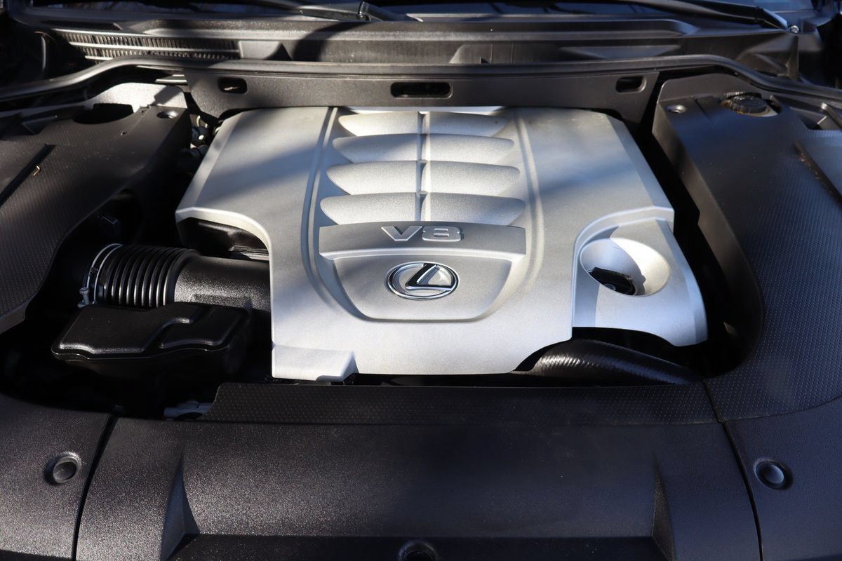 Used 2011 Lexus LX 570 4WD w/ Luxury Pkg image 40