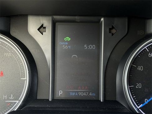 Used 2022 Toyota Venza LE image 14