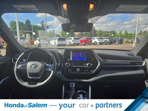Used 2025 Toyota Highlander XSE AWD/4WD image 11