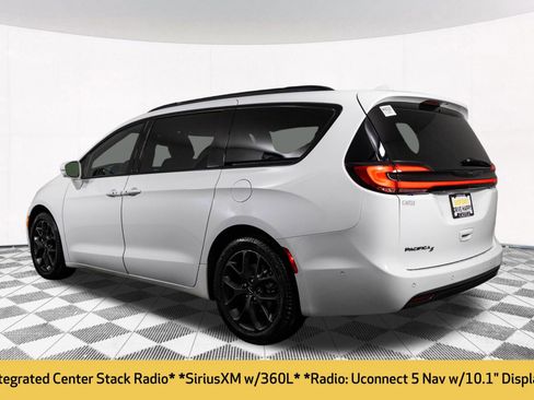 Used 2021 Chrysler Pacifica Touring-L w/ Uconnect Theater Family Group image 15