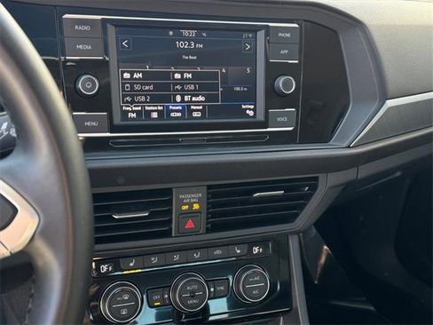 Certified 2023 Volkswagen Jetta SE w/ Panoramic Sunroof Package image 15