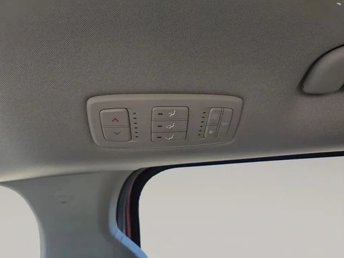 Used 2023 Kia Carnival LX w/ Paint Protection Package FWD image 38