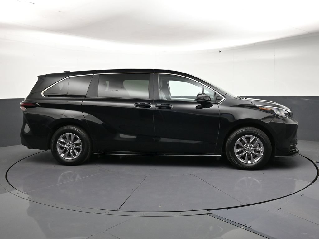 Used 2025 Toyota Sienna LE AWD/4WD image 6