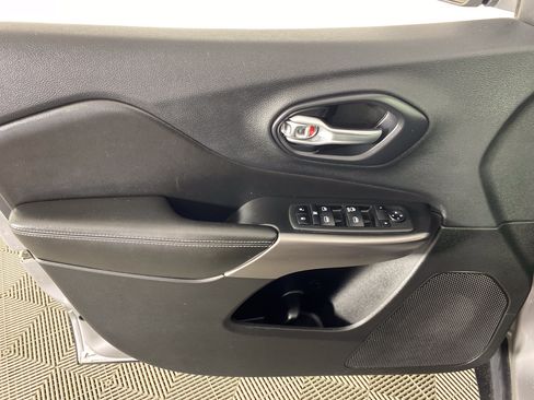 Used 2019 Jeep Cherokee Latitude w/ Popular Appearance Group AWD/4WD image 13