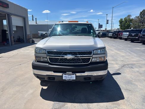 Used 2005 Chevrolet Silverado 3500 LS w/ Heavy-Duty Power Package AWD/4WD image 3