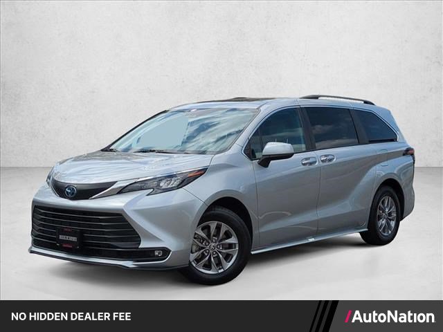 Used 2025 Toyota Sienna XLE FWD image 1