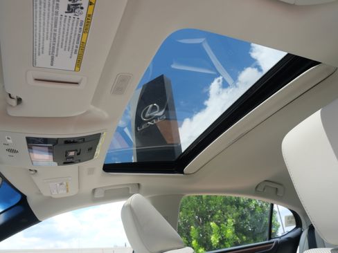 Used 2025 Lexus ES 300h w/ Premium Package image 17