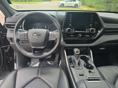 Used 2021 Toyota Highlander XSE FWD image 18