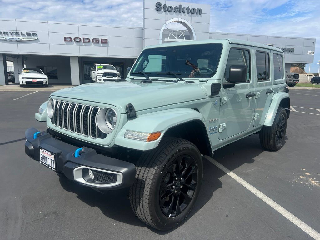Used 2024 Jeep Wrangler Unlimited Sahara w/ Technology Group AWD/4WD image 3