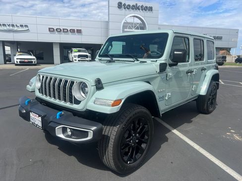 Used 2024 Jeep Wrangler Unlimited Sahara w/ Technology Group AWD/4WD image 3