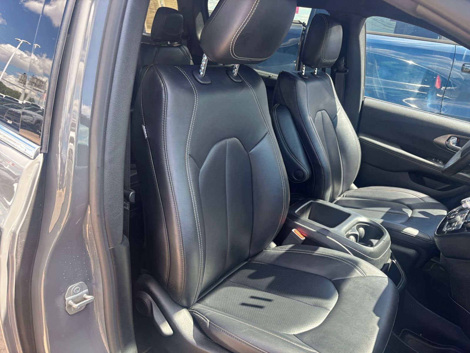 Used 2025 Chrysler Pacifica Select FWD image 38