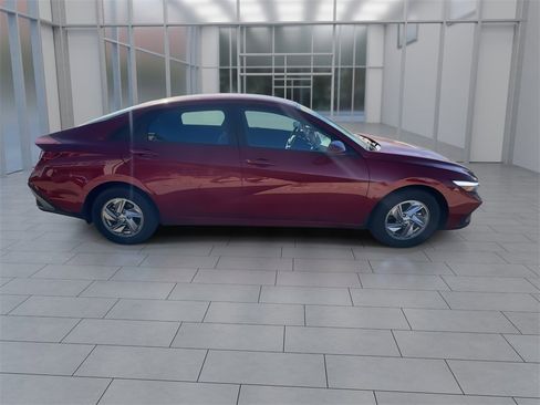 Used 2025 Hyundai Elantra SE image 9