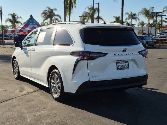 Used 2026 Toyota Sienna LE FWD image 8