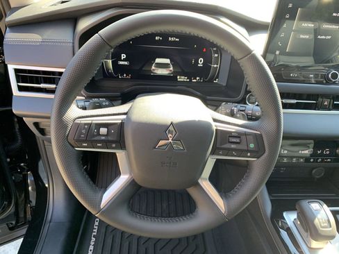 New 2025 Mitsubishi Outlander SE image 10