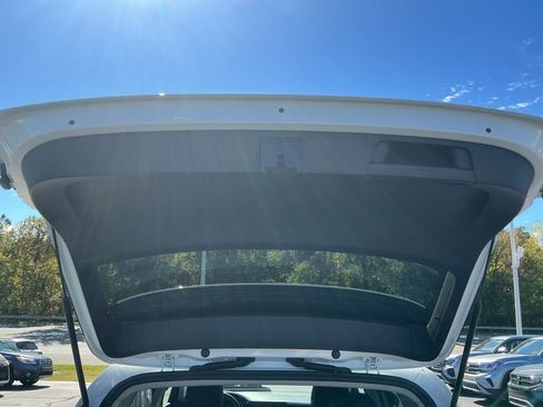 Certified 2025 Volkswagen Taos SE image 16