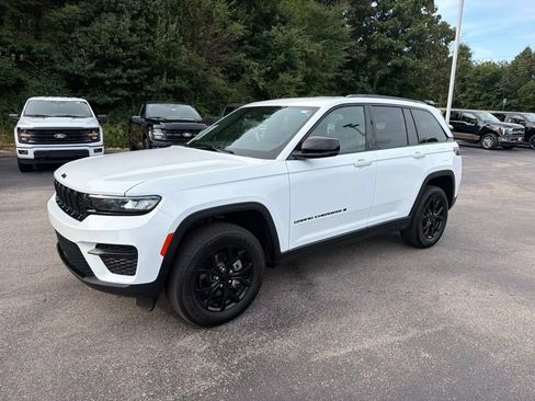 Used 2025 Jeep Grand Cherokee Altitude AWD/4WD image 7