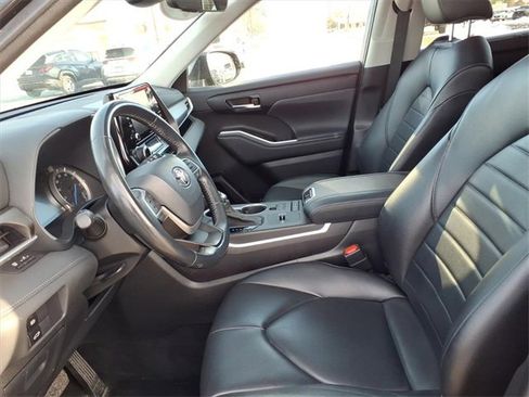 Used 2022 Toyota Highlander XLE image 14