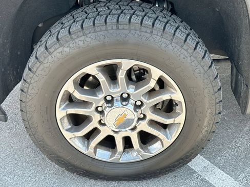 Used 2024 Chevrolet Silverado 2500 LTZ w/ LTZ Convenience Package AWD/4WD image 2