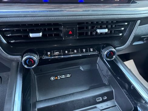 Used 2025 Chevrolet Suburban Z71 AWD/4WD image 18
