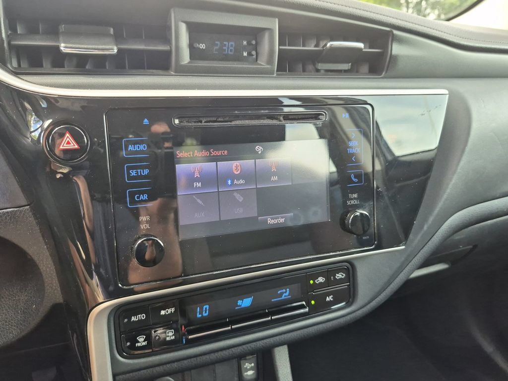 Used 2018 Toyota Corolla LE FWD image 33