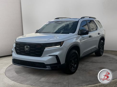 Used 2025 Honda Pilot TrailSport image 3