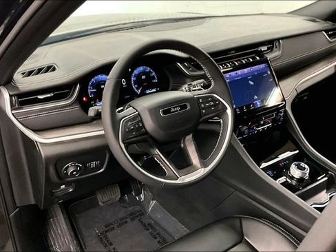 Used 2025 Jeep Grand Cherokee L Limited w/ Black Appearance Package AWD/4WD image 16