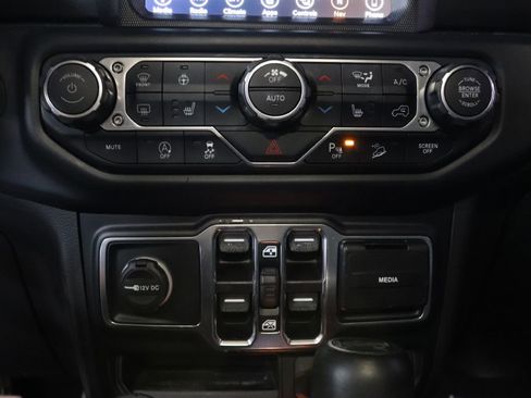 Used 2019 Jeep Wrangler Unlimited Sahara image 17