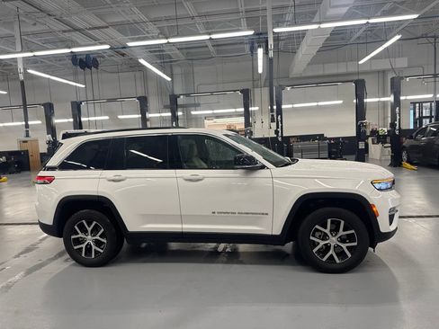 Used 2024 Jeep Grand Cherokee Limited AWD/4WD image 5