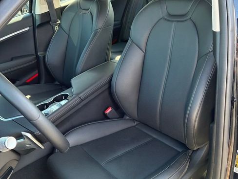 Used 2025 Genesis G70 2.5T image 29