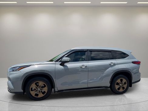Used 2023 Toyota Highlander Bronze Edition FWD image 2
