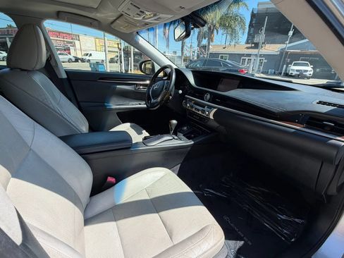 Used 2013 Lexus ES 350 w/ Luxury Pkg FWD image 12