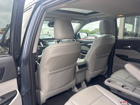 Used 2019 Toyota Highlander XLE AWD/4WD image 39