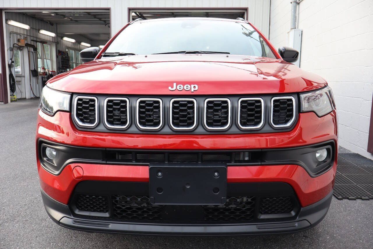 Used 2025 Jeep Compass Latitude AWD/4WD image 2