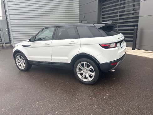 Used 2018 Land Rover Range Rover Evoque SE Premium image 4