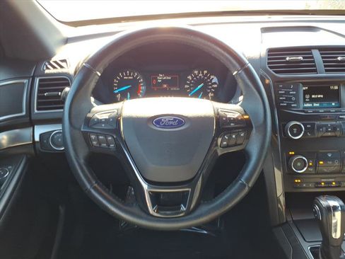 Used 2018 Ford Explorer XLT image 17