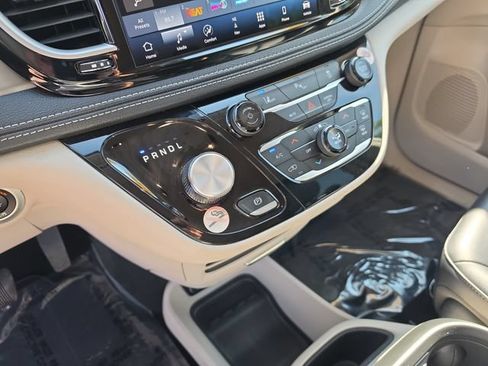 Used 2024 Chrysler Pacifica Limited FWD image 20