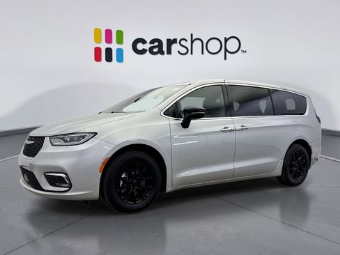 Used 2026 Chrysler Pacifica Select image 1