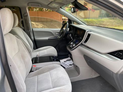 Used 2020 Toyota Sienna LE w/ LE Preferred Package image 58